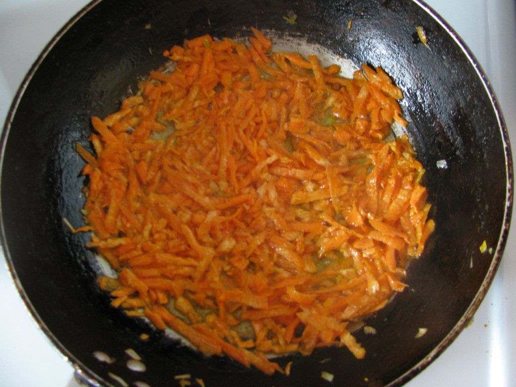 Натираем морковь на крупной терке и обжариваем отдельно от лука