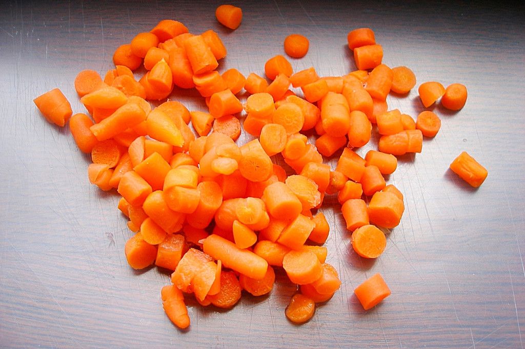 Далее нарежьте мелко морковь