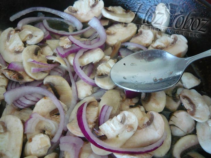 Обжариваем грибы и лук