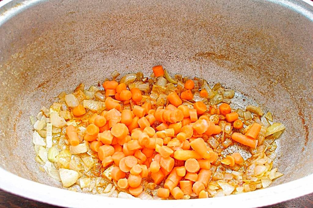 Высыпаем морковь в гусятницу к луку с паприкой