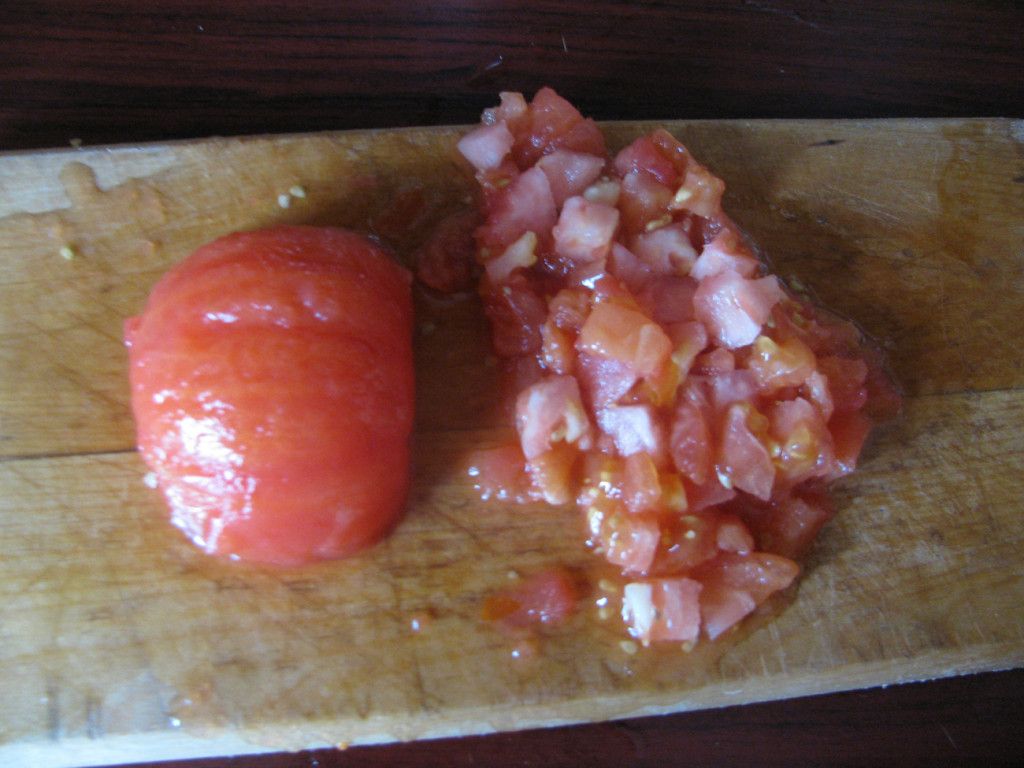 Снимаем шкурку с охлажденного помидора и нарезаем его мелкими кусочками