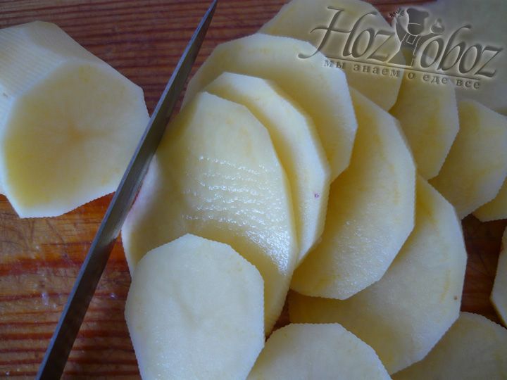 Нарезаем картофель кружками