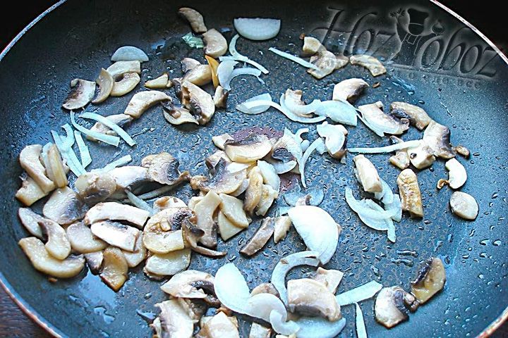 Далее добавьте на сковороду с грибами репчатый лук и обжарьте до слегка золотистого цвета
