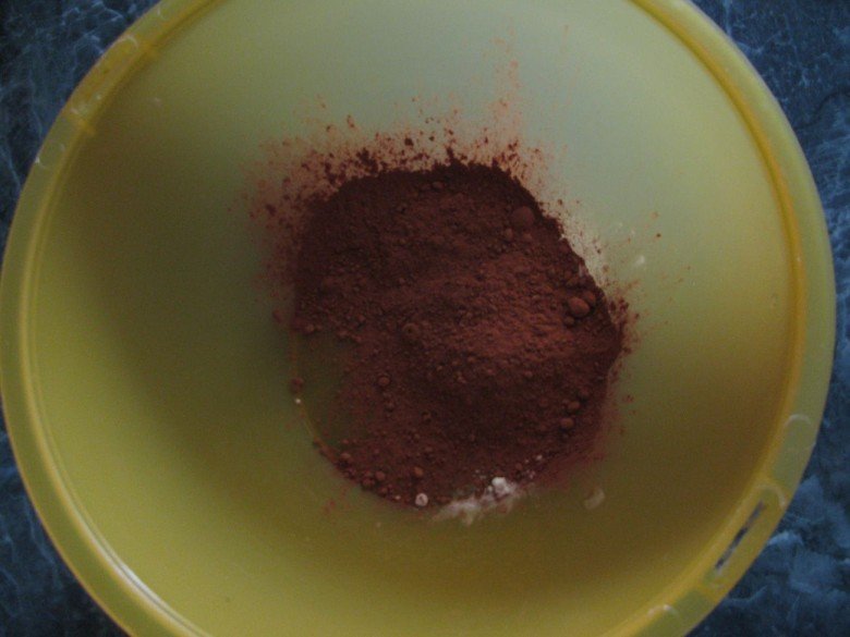 Насыпьте какао или растворимый кофе в отдельную посуду