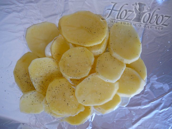 Выкладываем ломтики картофеля на сметану