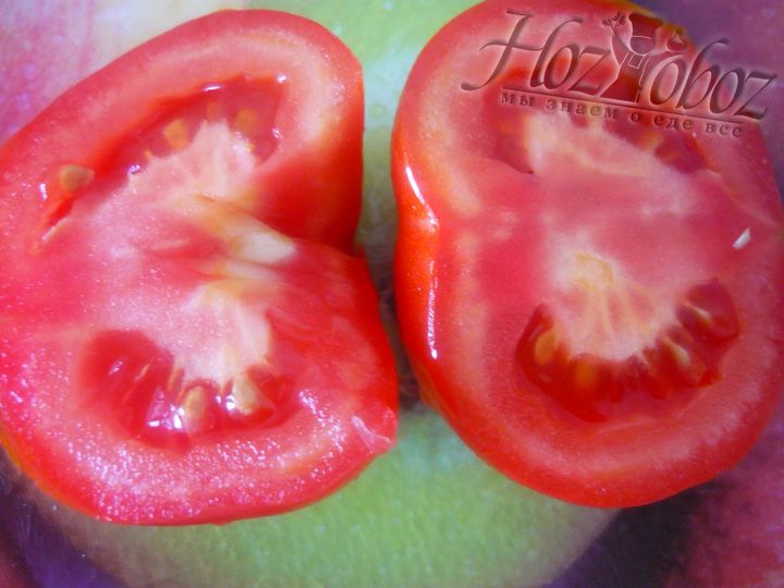 Разрежьте помидор на две половинки