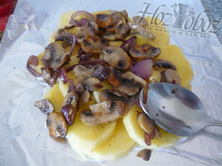 Сверху на картофель выкладываем обжаренные грибы и лук