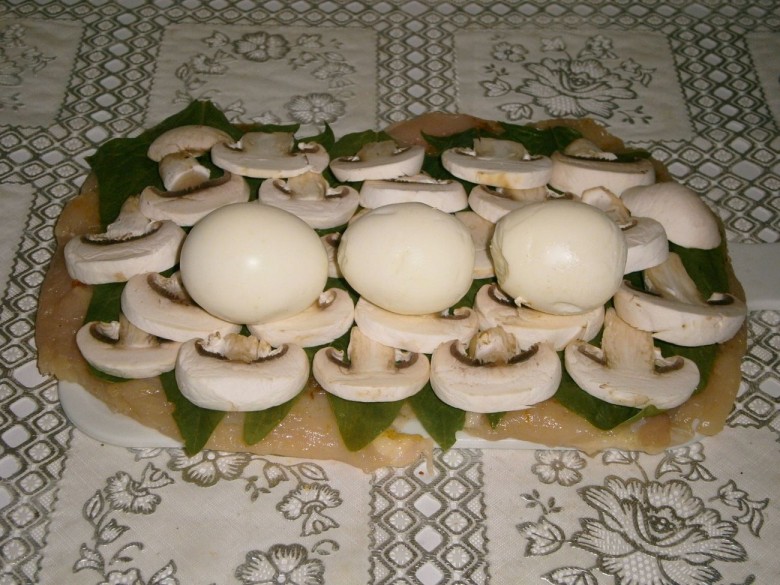 Далее, выложите куриные яйца поверх грибов
