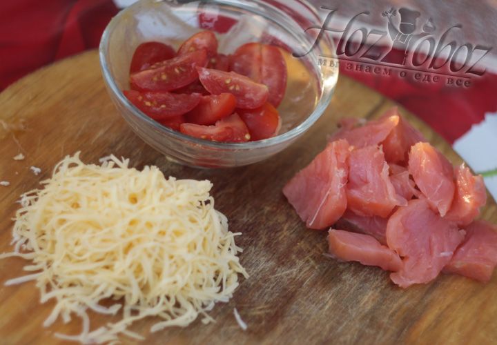 Нарежьте помидоры, натрите тведрый сыр на терку, а так же нарежьте семгу достаточно крупными кусочками