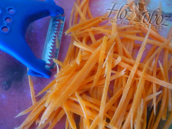 Нарежьте морковку соломкой