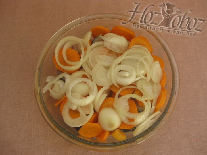 Выложите поверх скумбрии морковь, затем лук