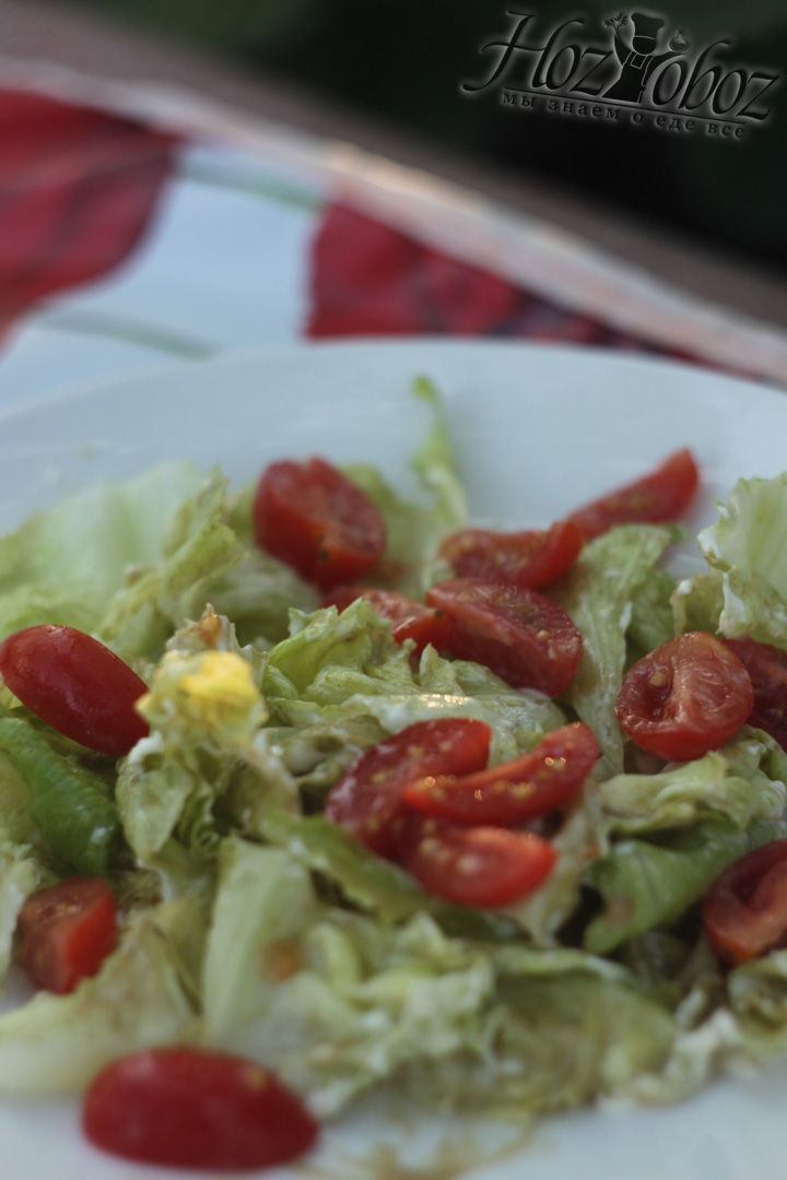 Добавляем в салат "Цезарь" помидоры, если помидоры мелкие, то можно их оставить целыми, либо разрезать пополам