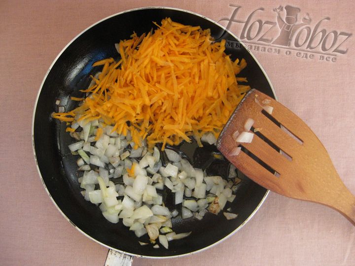 Обжарьте лук на сковороде до золотистого цвета, затем на эту же сковороду добавьте морковь