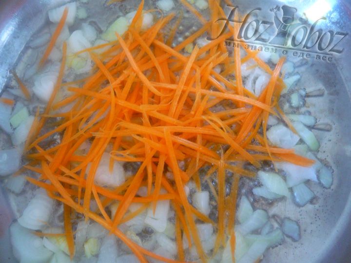 Слегка обжарьте лук с морковкой на сковороде до золотистого цвета