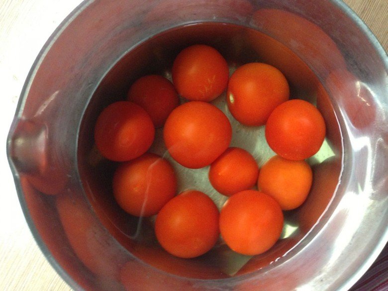 Кладем в миску помидоры и заливаем их кипятком