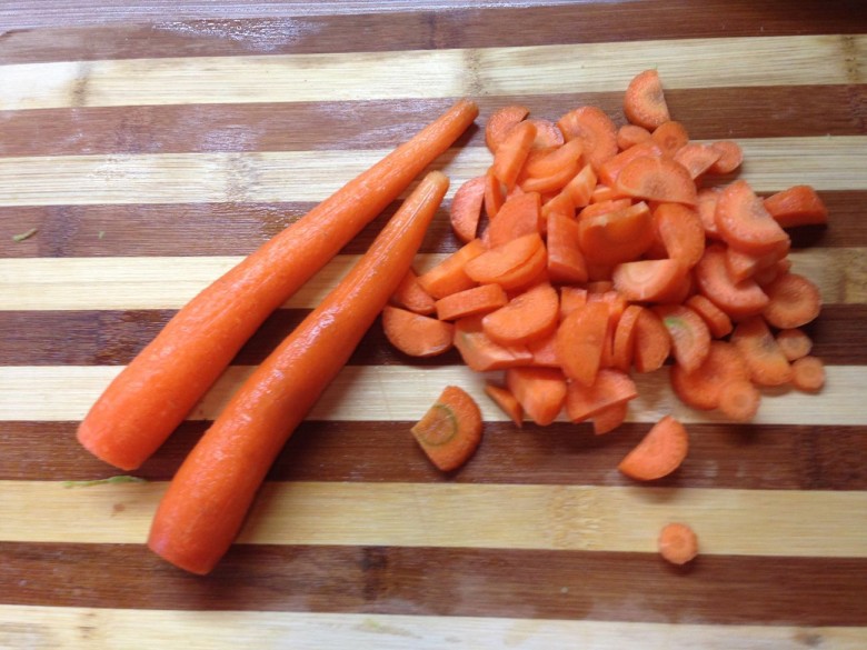 Снимаем молодую кожицу с моркови и режем полукольцами