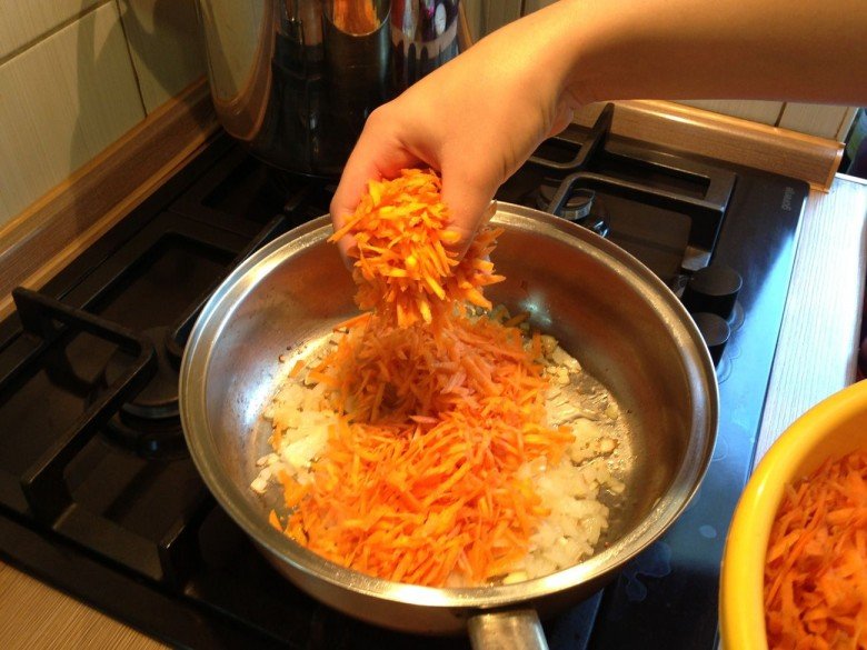 К обжаренному луку добавляем морковь и тушим пока морковь не пустит сок