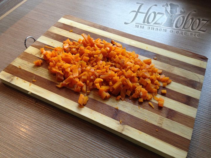 Так же нарезаем кубиками морковь и соединяем с яйцами
