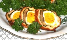 Мясной рулет с грибами и яйцом в духовке