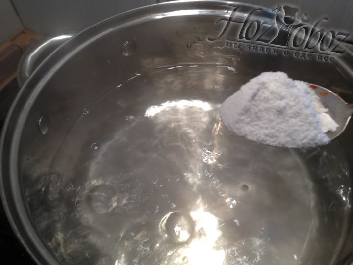 В каждую кастрюлю необходимо изначально насыпать по 1 столовой ложке соли