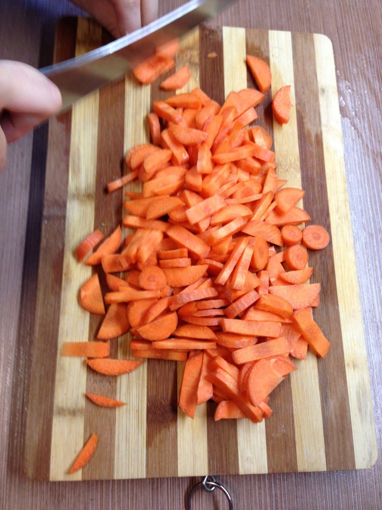 Чистим и нарезаем полукольцами морковь
