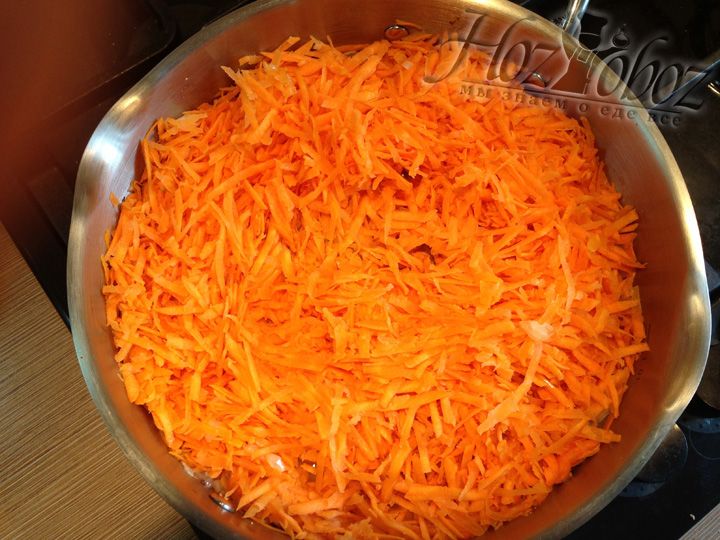 Добавим натертую на крупной терке морковь