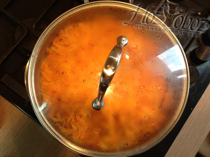 Накрываем овощи крышкой и даем потушиться примерно 5 минут, пока морковь не начнет отдавать сок и не окрасит лук