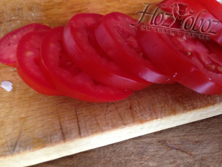 Нарезаем помидоры кружками толщиной 0,7 см