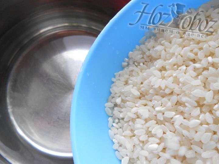 Промываем и отвариваем рис до полуготовности