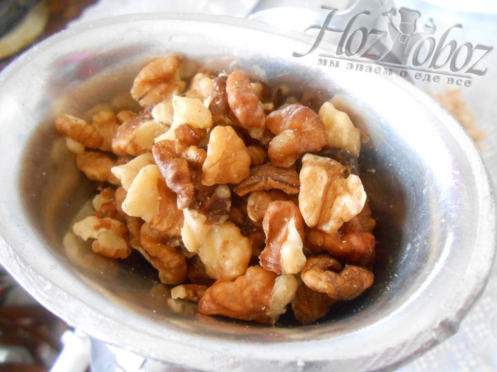 Измельчаем грецкие орехи