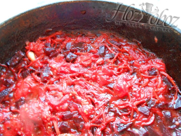 Разминаем томаты вилкой в пюре и обжариваем еще пару минут