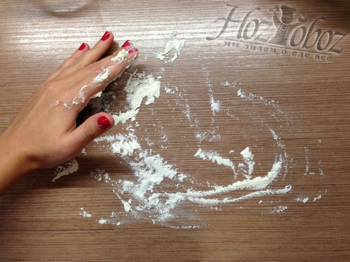 После на стол насыпаем немного муки. Далее кладем тесто и вымешиваем его до того момента, пока оно не прекратит прилипать к рукам