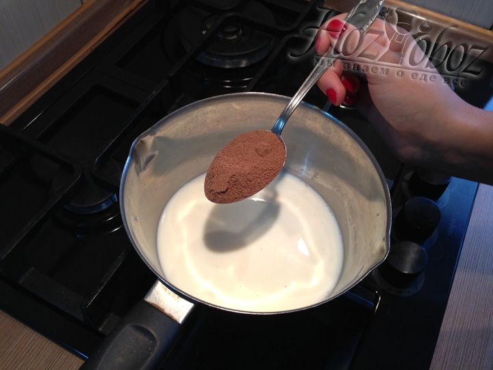 Как только молоко нагреется добавляем в него какао порошок