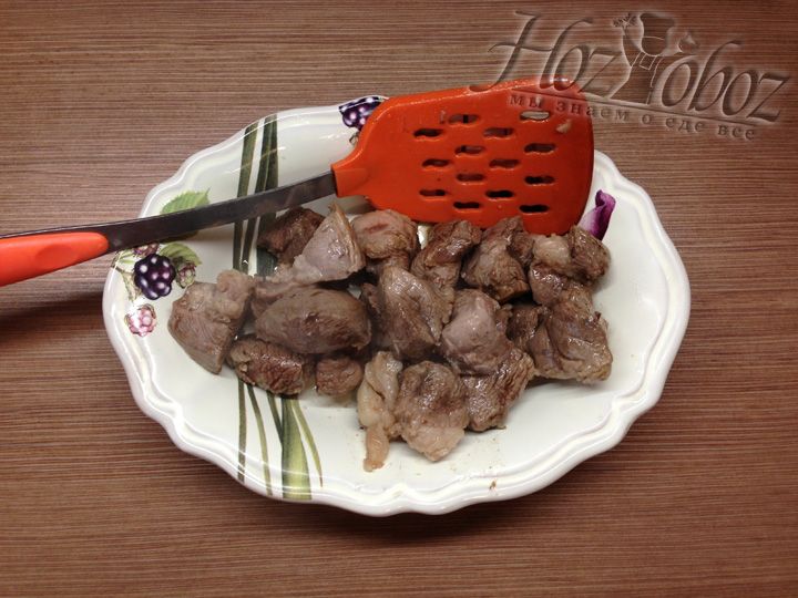 Позволим мясу хорошо обжариться примерно 5 минут, после чего вынимаем его на тарелку, не сливая при этом жир