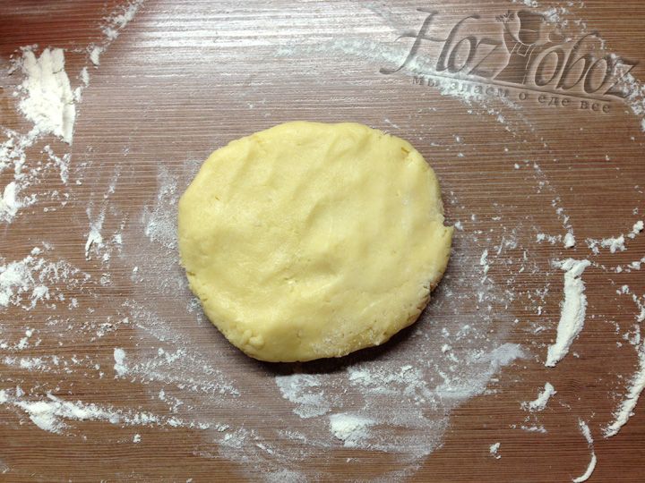 Когда тесто охладится, вынимаем его из холодильника, посыпаем стол мукой и придаем тесту форму блинчика