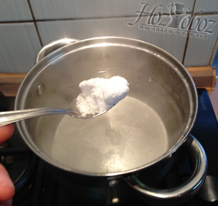 Когда вода начнет закипать добавим соль по вкусу