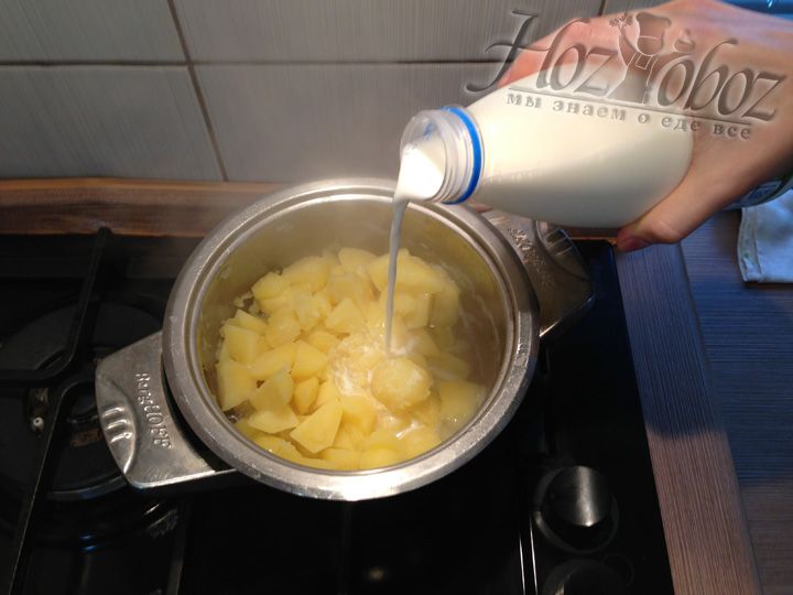 Потом ставим кастрюлю с картошкой обратно на огонь и наливаем молока