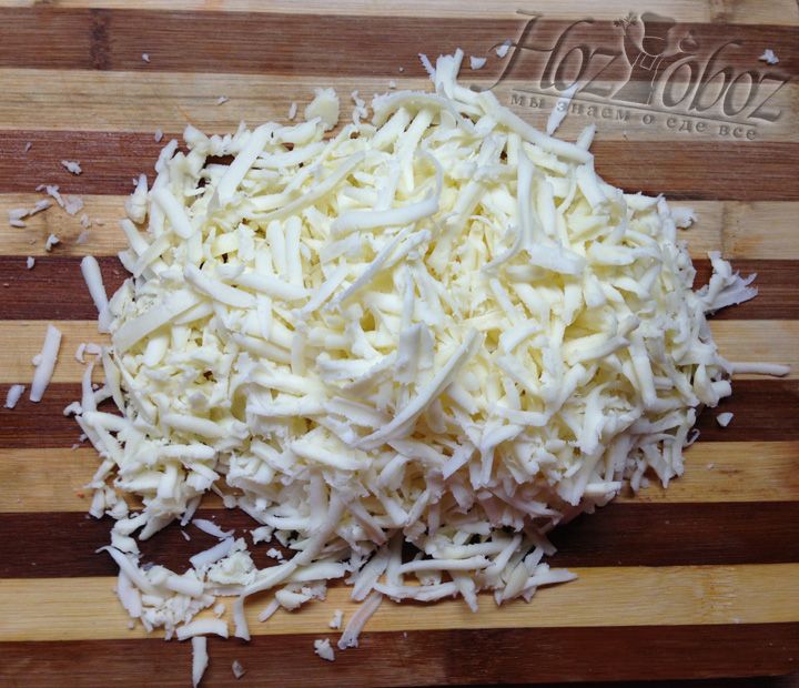 На крупной терке натираем 300 граммов сыра "моцарелла"