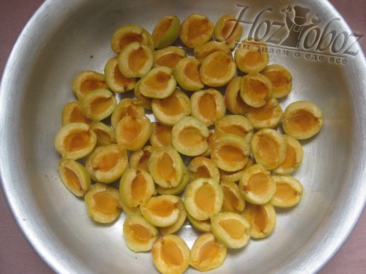 Отделяем абрикосы от косточек и выкладываем в емкость в которой планируем варить абрикосы очищенной стороной наверх