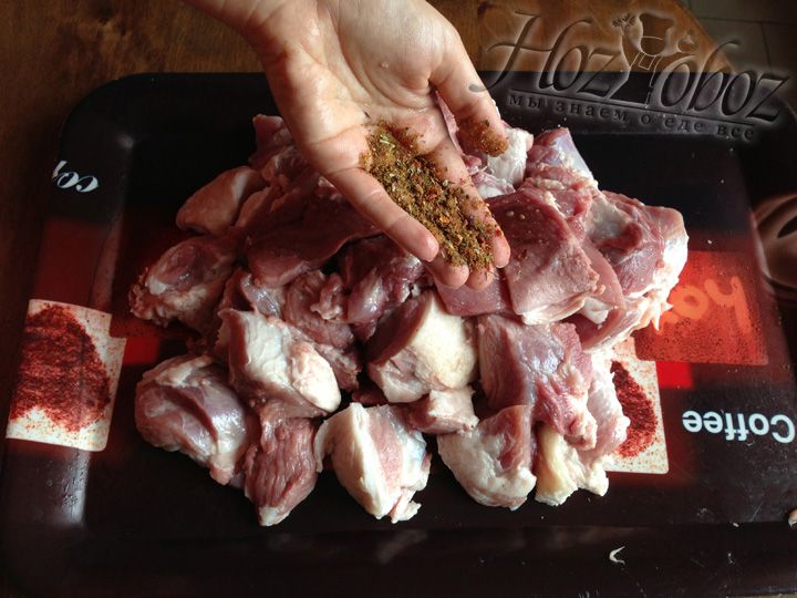 Когда мясо нарезано посыпаем его сухими специями, теми же которые добавили в маринад