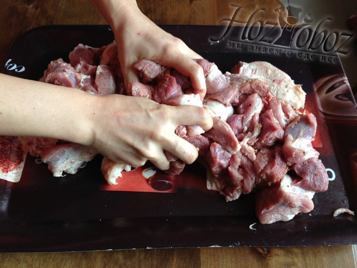 Теперь мясо тщательно перемешиваем со специями руками