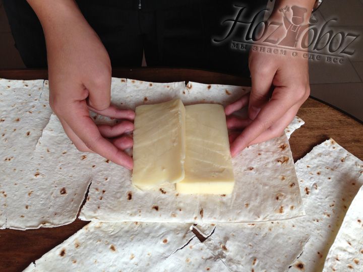 Делим лаваш на прямоугольники и укладываем по 2 куска сыра в каждый