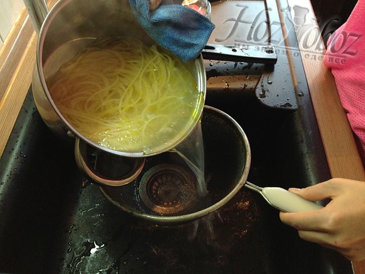 Как только спагетти сварятся, их нужно отбросить на дуршлаг и хорошо отряхнуть от воды