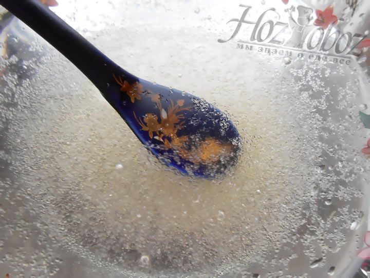 Разводим пакетик желатина в пол стакане холодной воды примерно на 10 минут