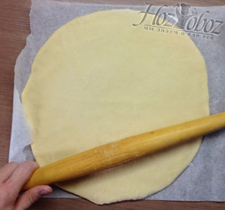 Раскатываем тесто не тонко, но по форме выпечки и так, что бы края коржа можно было загнуть
