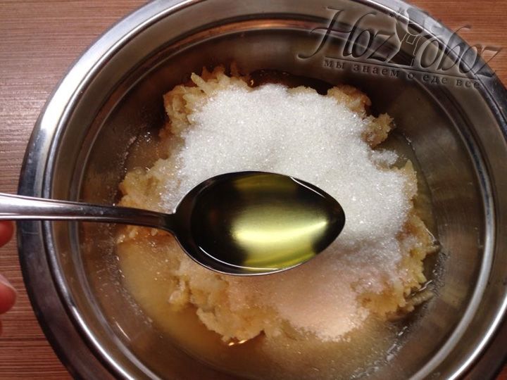 В миске смешиваем яйца, потертые груши и яблоки, сахар и растительное масло