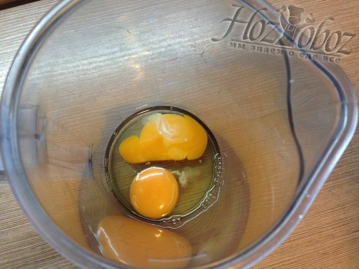 В емкость для блендера разбиваем два яйца