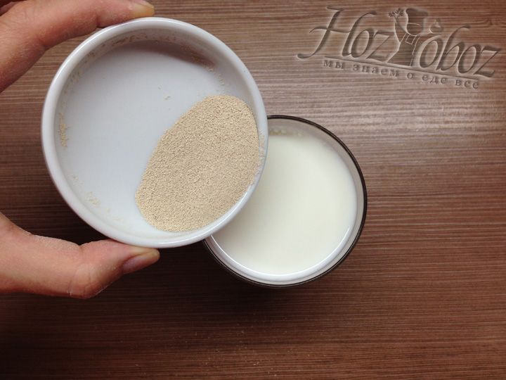 В теплое молоко насыпаем дрожжи, накрываем и даем постоять 10 минут. В это время займемся остальными ингредиентами