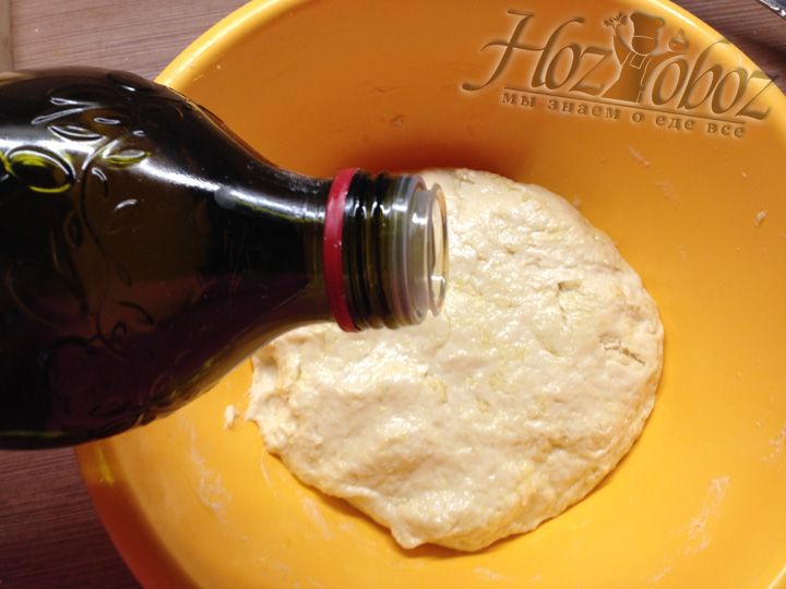 Нужно добавить немного оливкового масла чтобы тесто не прилипало к рукам