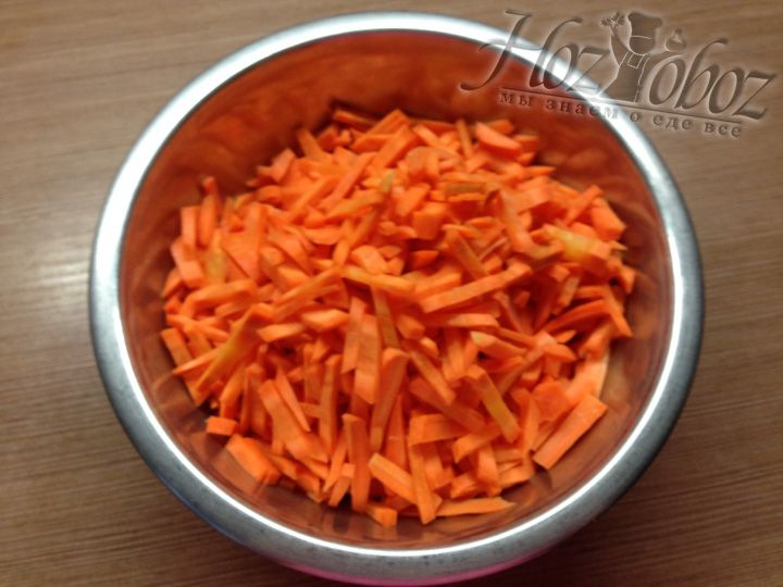 Моем, чистим и нарезаем морковь соломкой